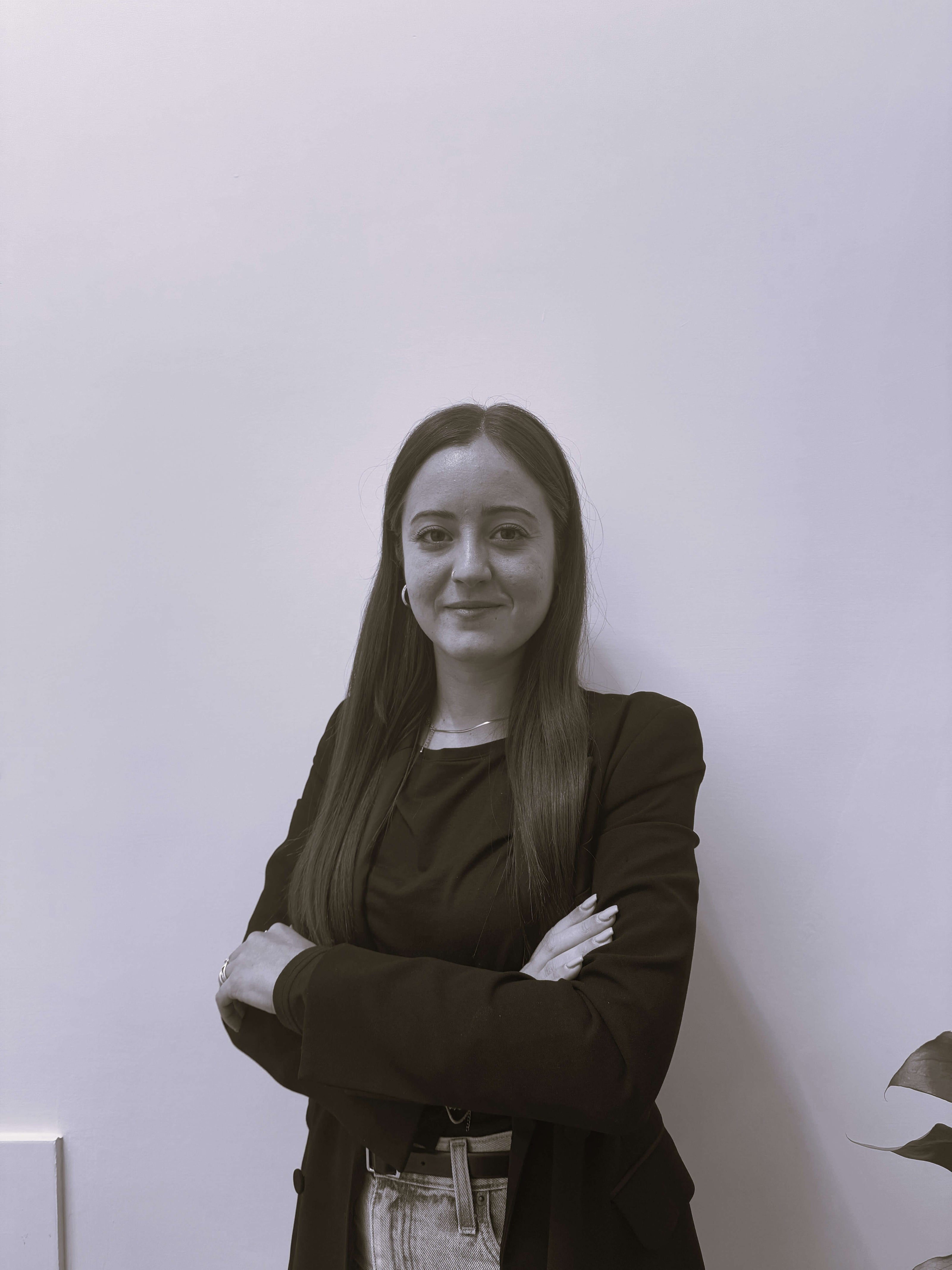 Francesca Panzariello, architect and designer at Vifra Architettura, posing confidently with arms crossed.